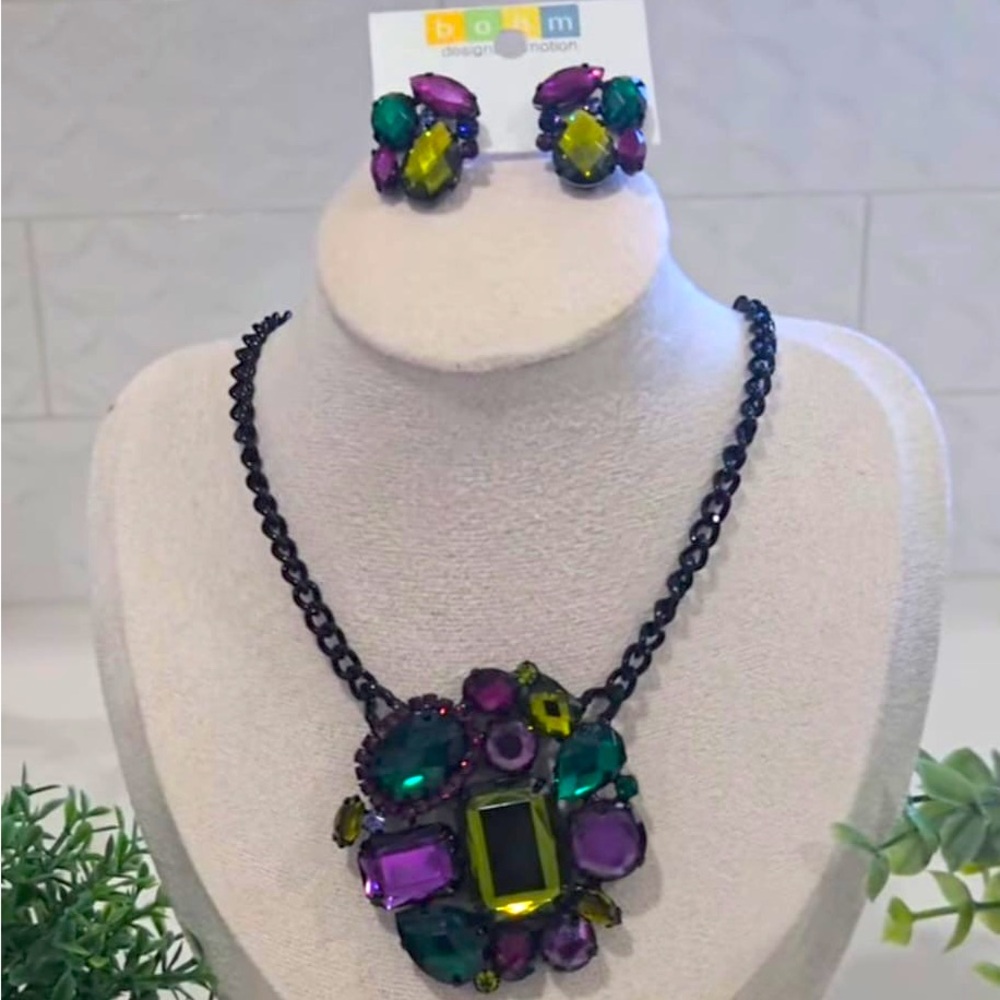 Beautiful necklace. Brand new .